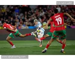 老虎机连赢错觉：为何高频小奖比一次大奖更具黏性？（连胜幻象揭秘：为什么老虎机的高频小额中奖比一次性大奖更能黏住玩家？）