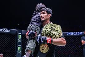 足坛一夜综述！巴萨3-2皇马，曼联1-2出局，国米丢分，拜仁8-1